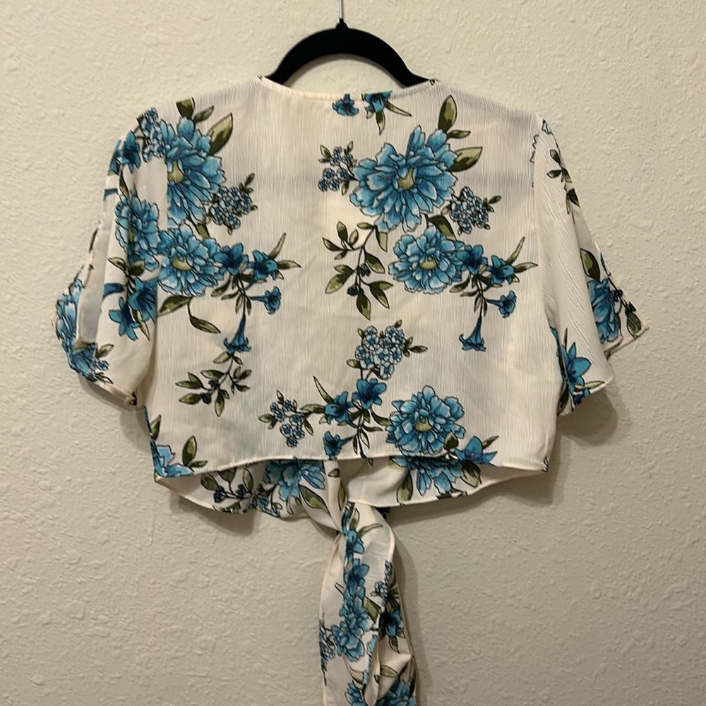 NWT En Crème Wrap Crop Floral Blouse - Picture 3 of 6